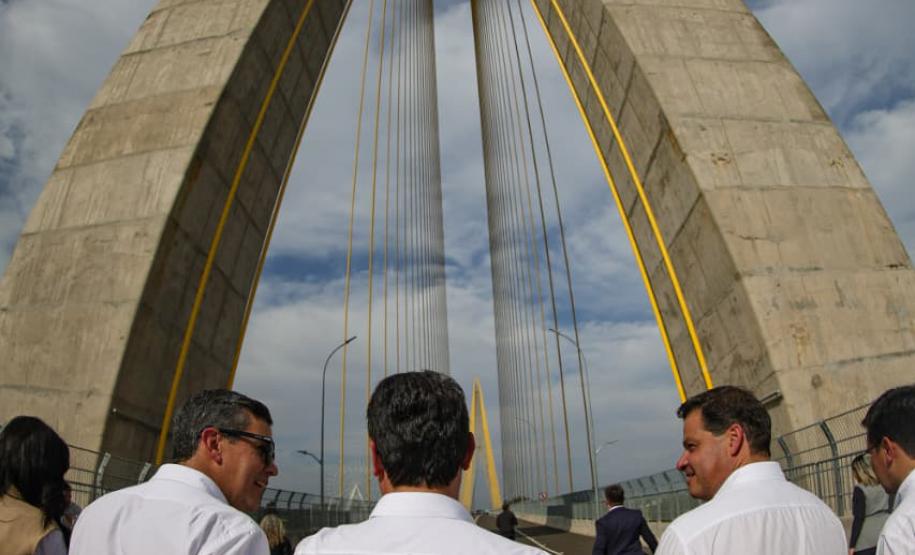 Pessoas andando pela Ponte da Integração