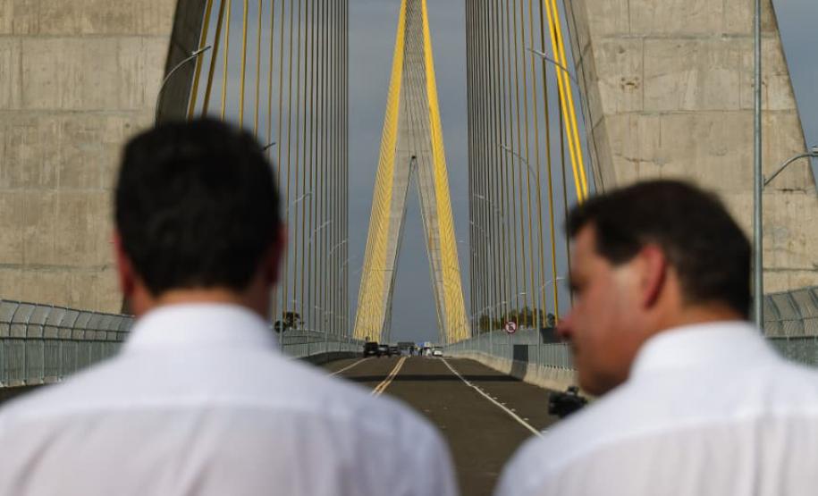 Pessoas andando pela Ponte da Integração