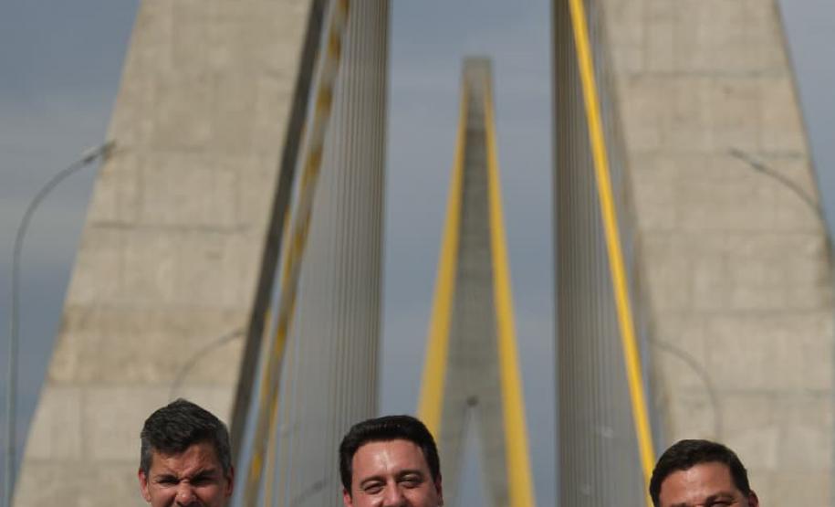 Pessoas andando pela Ponte da Integração