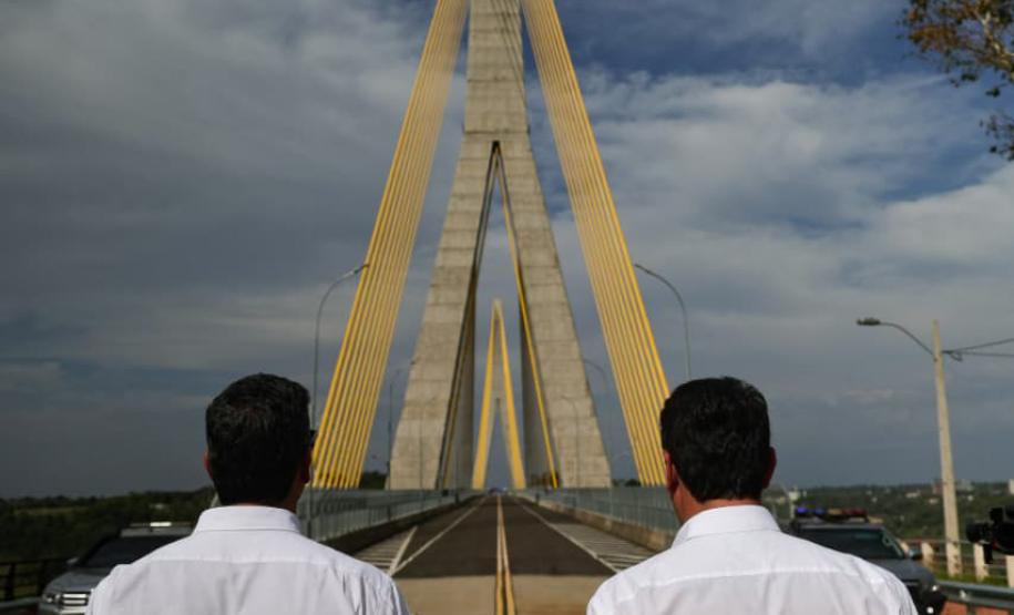 Pessoas andando pela Ponte da Integração
