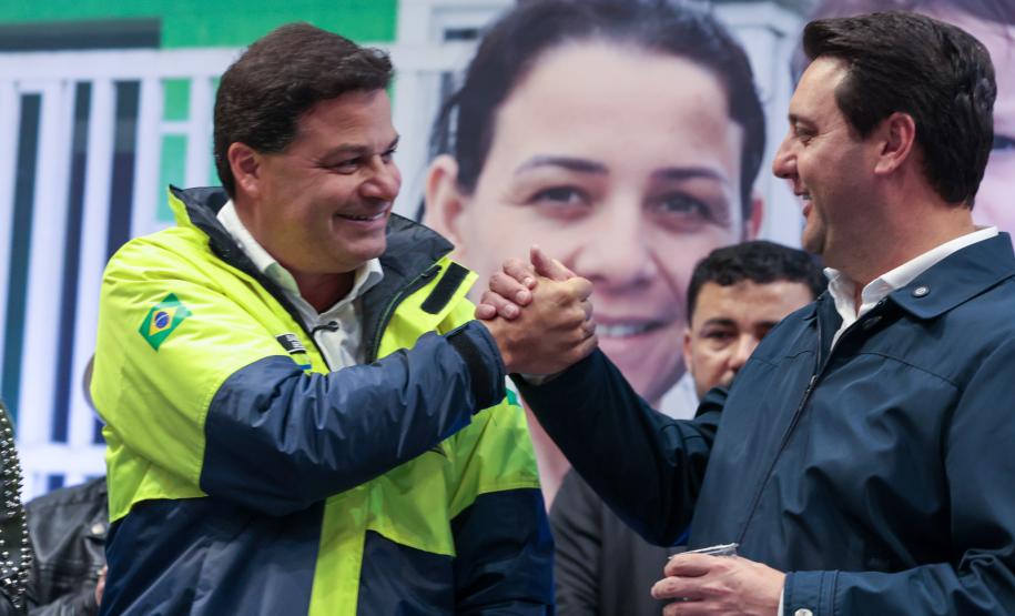 Governador e Secretario de Infraestrutura e Logística se cumprimentando