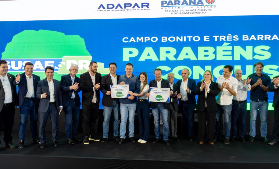 pessoas posando para foto no palco