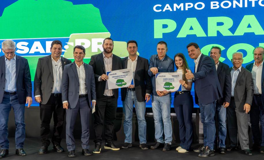 pessoas posando para foto no palco