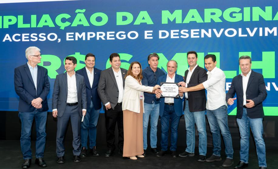 pessoas posando para foto no palco