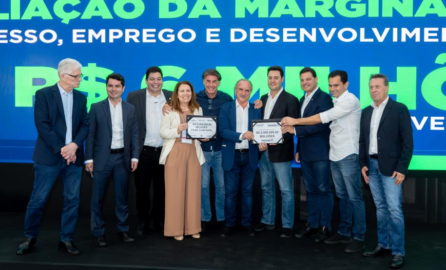 pessoas posando para foto no palco