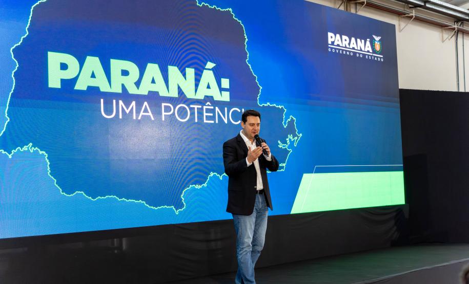 O governador Carlos Massa Ratinho Junior falando no palco