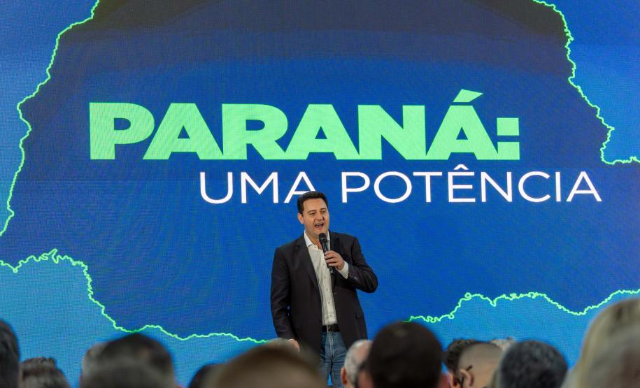 O governador Carlos Massa Ratinho Junior falando no palco