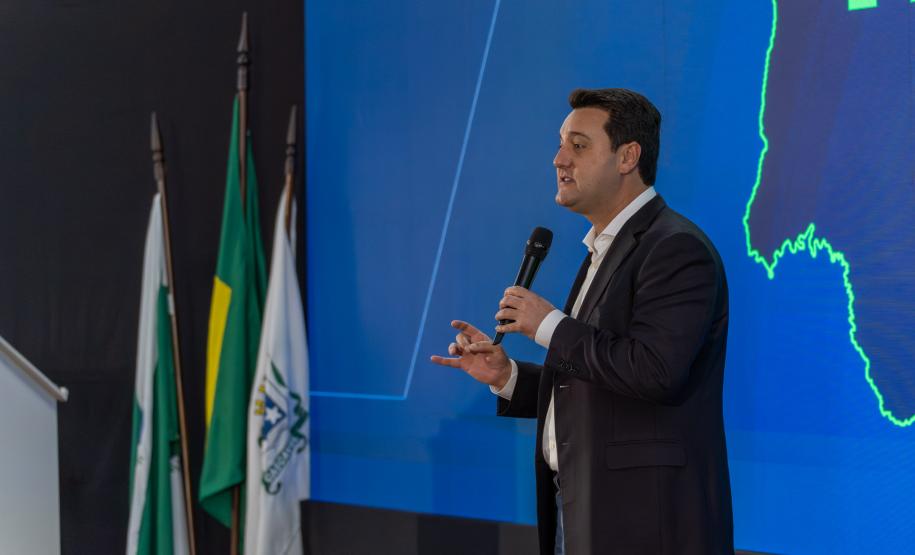 O governador Carlos Massa Ratinho Junior falando no palco