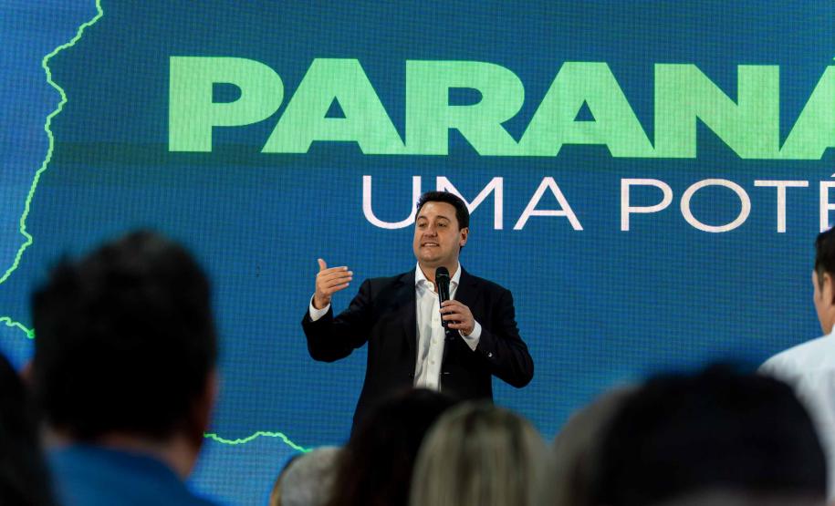 O governador Carlos Massa Ratinho Junior falando no palco