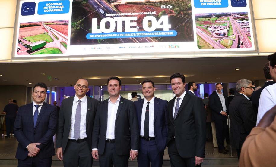 Pessoas comemorando o leilão do Lote 4 das concessões rodoviárias do Paraná