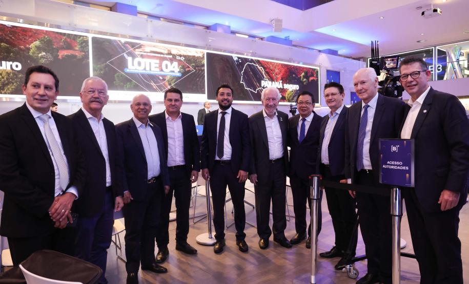 Pessoas comemorando o leilão do Lote 4 das concessões rodoviárias do Paraná