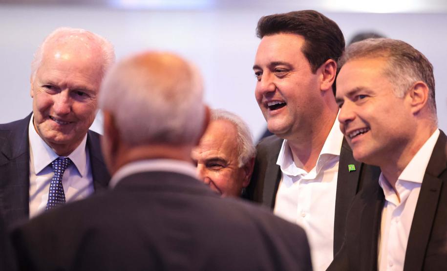 Pessoas comemorando o leilão do Lote 4 das concessões rodoviárias do Paraná