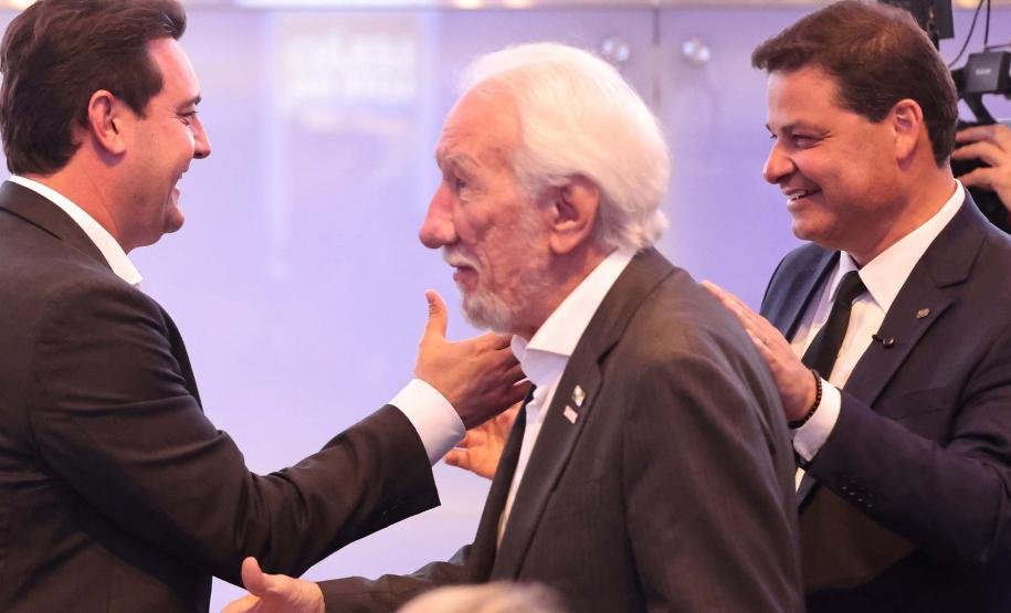 Pessoas comemorando o leilão do Lote 4 das concessões rodoviárias do Paraná