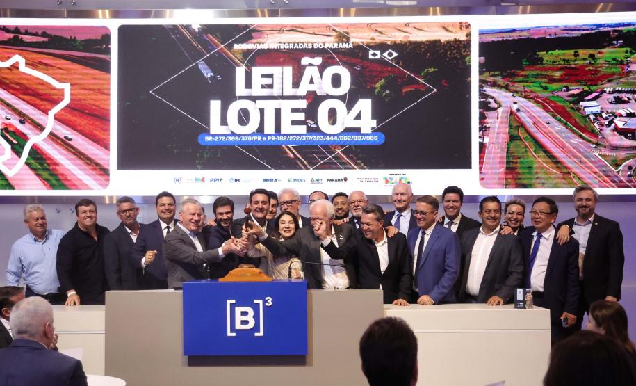Pessoas comemorando o leilão do Lote 4 das concessões rodoviárias do Paraná