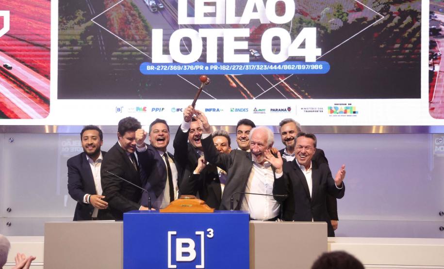 Pessoas comemorando o leilão do Lote 4 das concessões rodoviárias do Paraná