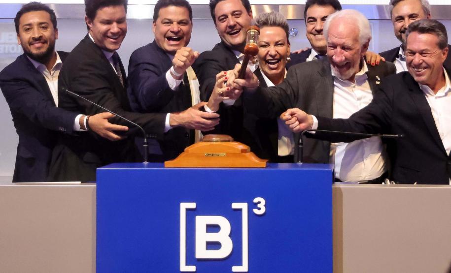 Pessoas comemorando o leilão do Lote 4 das concessões rodoviárias do Paraná