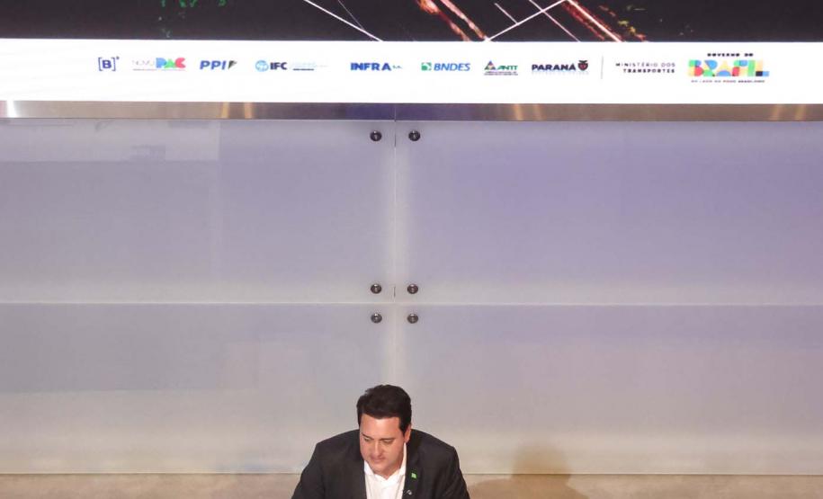 Pessoas comemorando o leilão do Lote 4 das concessões rodoviárias do Paraná