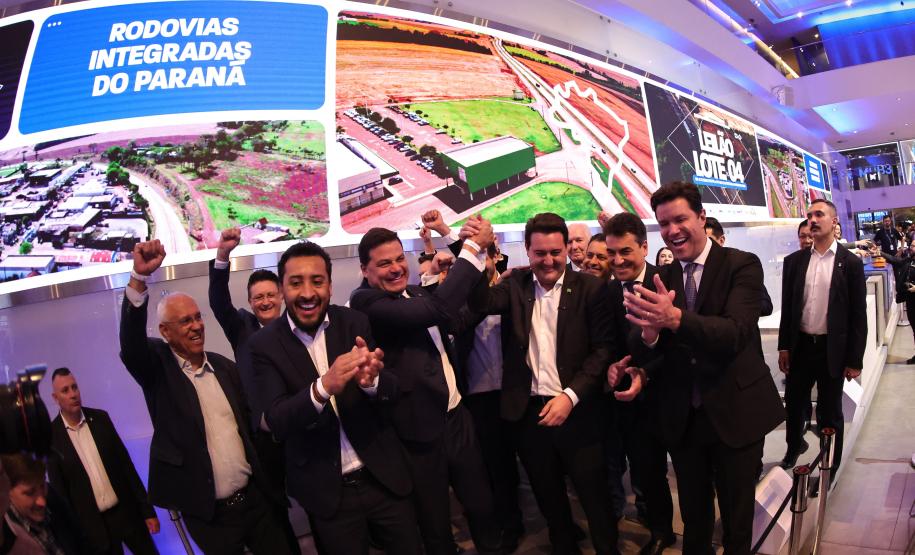 Pessoas comemorando o leilão do Lote 4 das concessões rodoviárias do Paraná