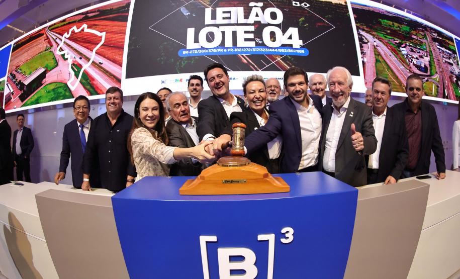 Pessoas comemorando o leilão do Lote 4 das concessões rodoviárias do Paraná