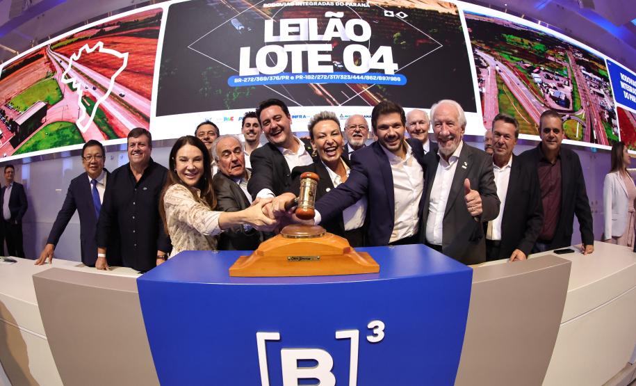 Pessoas comemorando o leilão do Lote 4 das concessões rodoviárias do Paraná