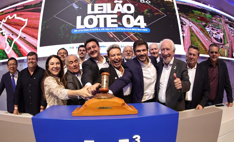 Pessoas comemorando o leilão do Lote 4 das concessões rodoviárias do Paraná