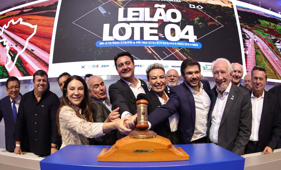 Pessoas comemorando o leilão do Lote 4 das concessões rodoviárias do Paraná