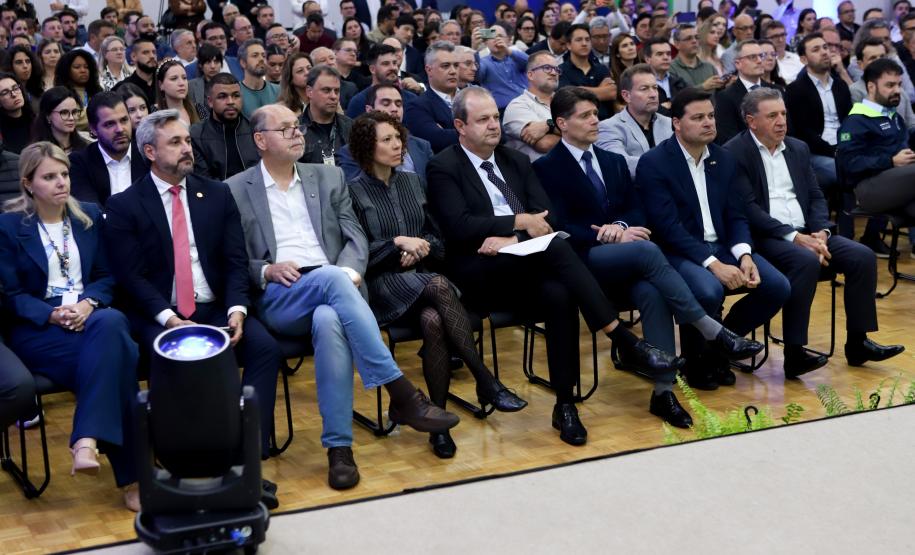 foto das autoridades na plateia