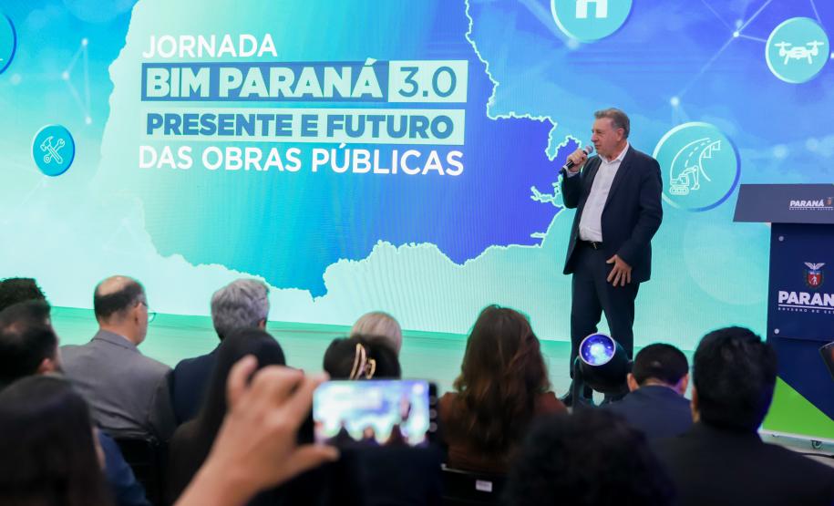 Homem falando de cima do palco