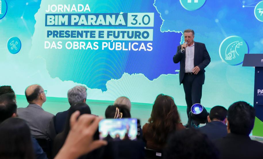 Homem falando de cima do palco