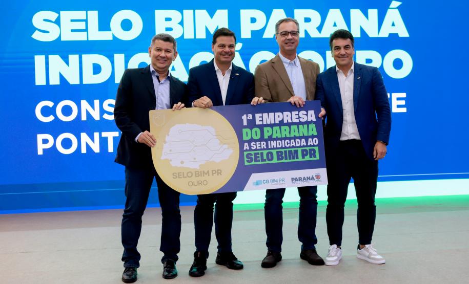 Pessoas comemorando a 3ª edição da Jornada BIM Paraná: Presente e Futuro das Obras Públicas.