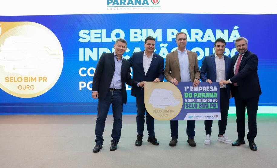 Pessoas comemorando a 3ª edição da Jornada BIM Paraná: Presente e Futuro das Obras Públicas.