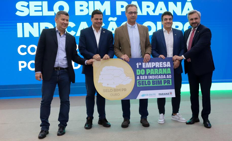 Pessoas comemorando a 3ª edição da Jornada BIM Paraná: Presente e Futuro das Obras Públicas.