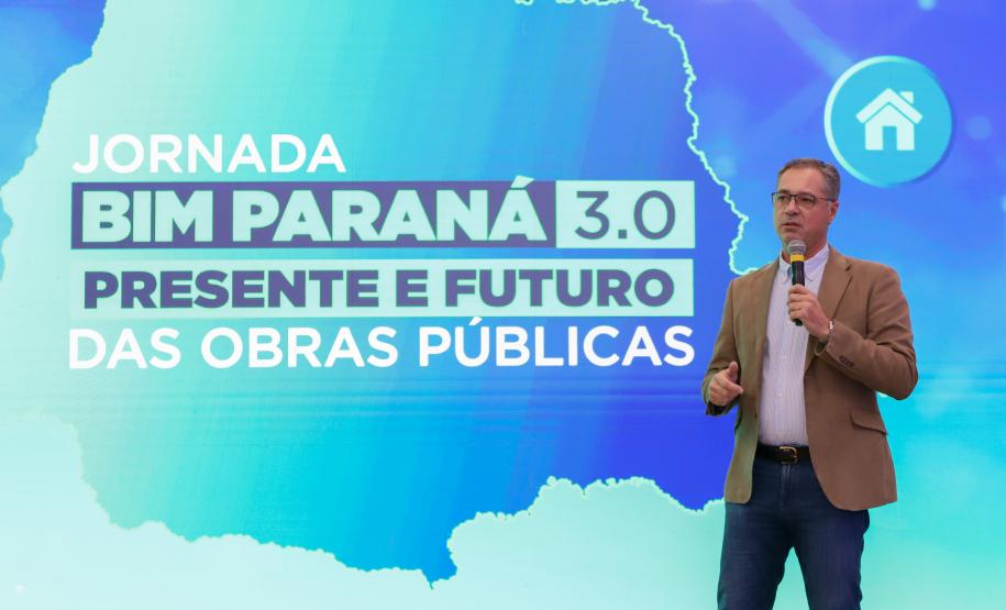 Homem falando de cima do palco