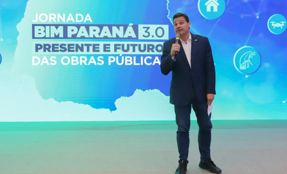 Secretário de Estado de Infraestrutura e Logística do Paraná e presidente do Comitê Gestor BIM, Sandro Alex, falando de cima do palco