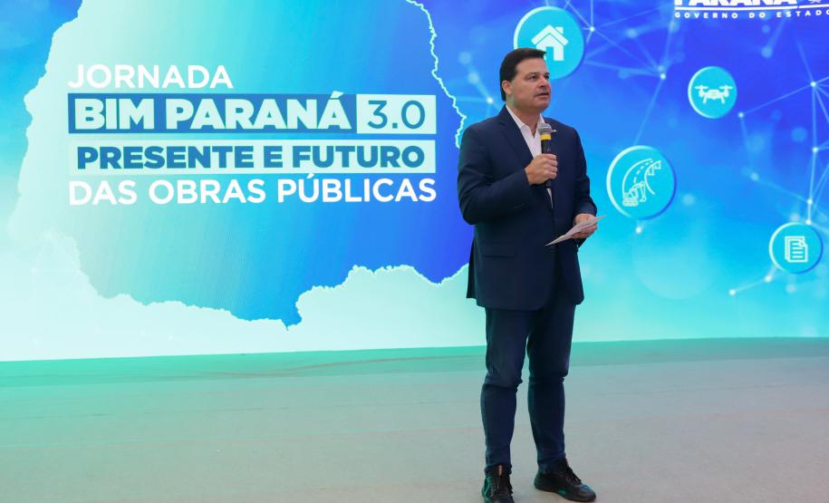 Secretário de Estado de Infraestrutura e Logística do Paraná e presidente do Comitê Gestor BIM, Sandro Alex, falando de cima do palco