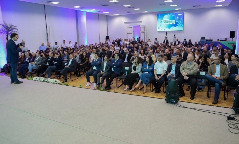 Secretário de Estado de Infraestrutura e Logística do Paraná e presidente do Comitê Gestor BIM, Sandro Alex, falando de cima do palco