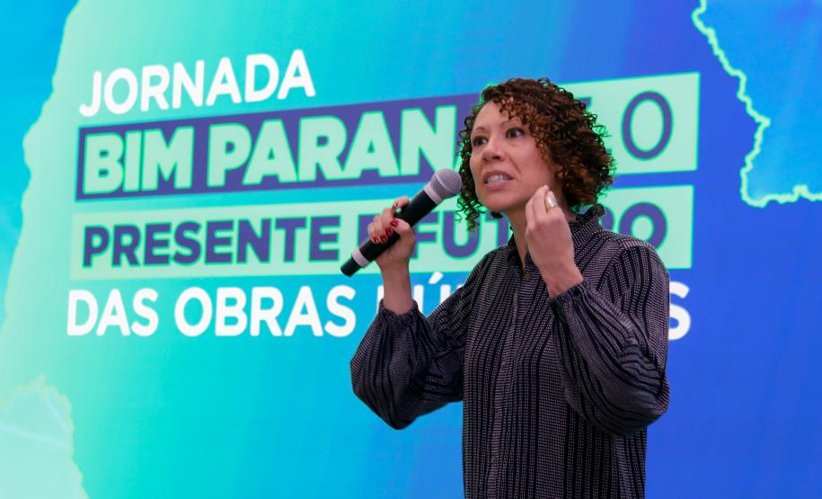 Lorraine Vacari, coordenadora da Estratégia BIM Paraná, falando em cima do palco