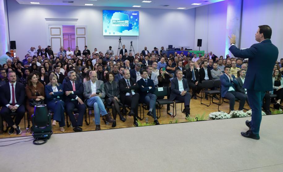 Secretário de Estado de Infraestrutura e Logística do Paraná e presidente do Comitê Gestor BIM, Sandro Alex, falando de cima do palco