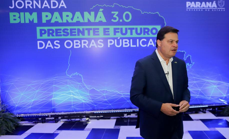 Secretário de Estado de Infraestrutura e Logística do Paraná e presidente do Comitê Gestor BIM, Sandro Alex, concedendo entrevista