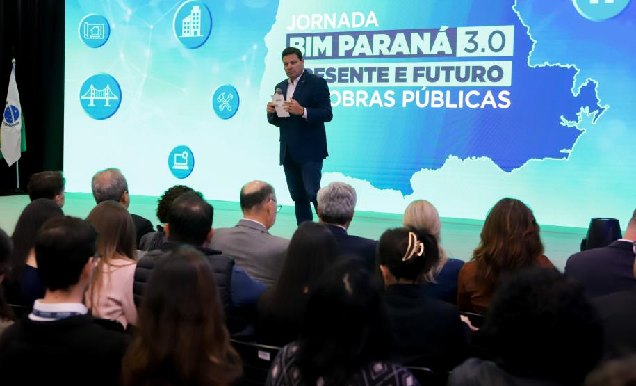 Secretário de Estado de Infraestrutura e Logística do Paraná e presidente do Comitê Gestor BIM, Sandro Alex, falando de cima do palco