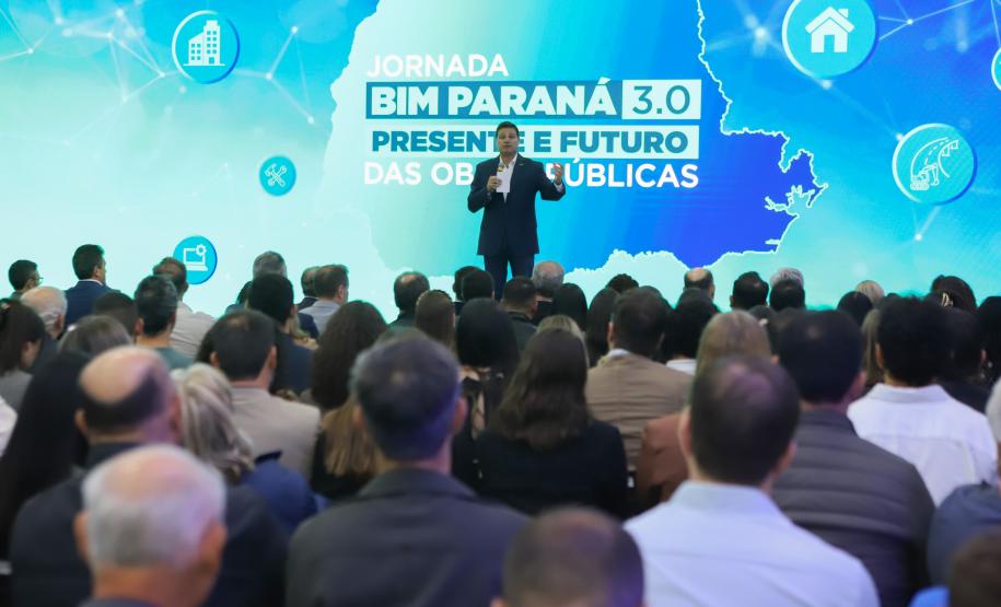 Secretário de Estado de Infraestrutura e Logística do Paraná e presidente do Comitê Gestor BIM, Sandro Alex, falando de cima do palco