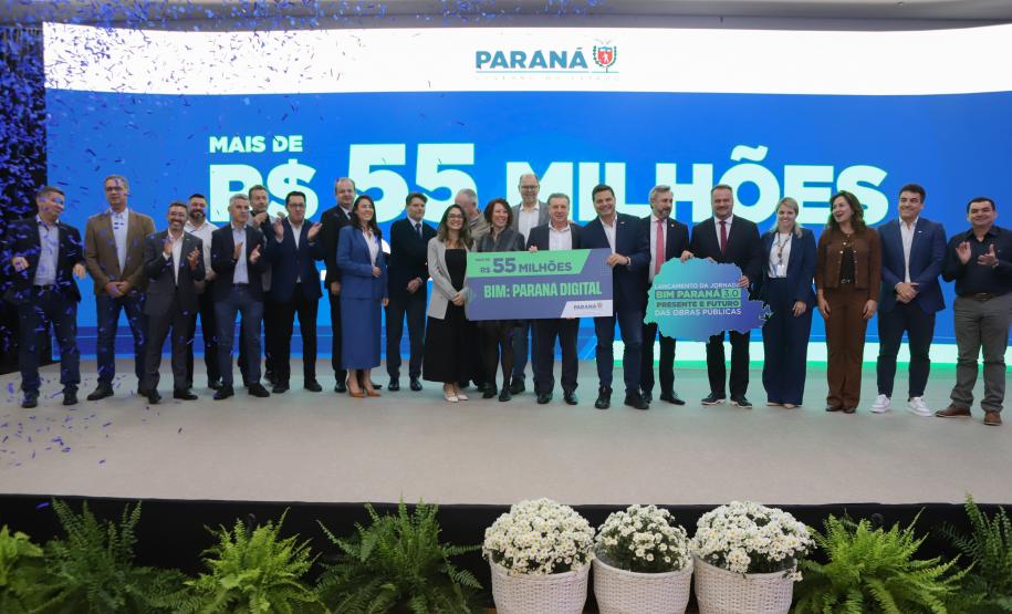 Pessoas comemorando a 3ª edição da Jornada BIM Paraná: Presente e Futuro das Obras Públicas.