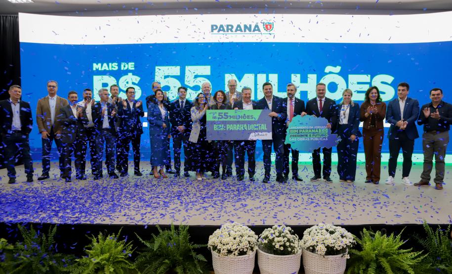 Pessoas comemorando a 3ª edição da Jornada BIM Paraná: Presente e Futuro das Obras Públicas.