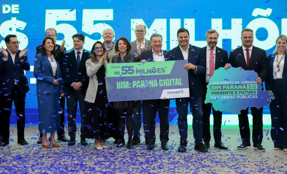 Pessoas comemorando a 3ª edição da Jornada BIM Paraná: Presente e Futuro das Obras Públicas.