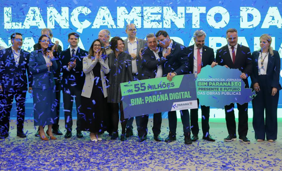 Pessoas comemorando a 3ª edição da Jornada BIM Paraná: Presente e Futuro das Obras Públicas.