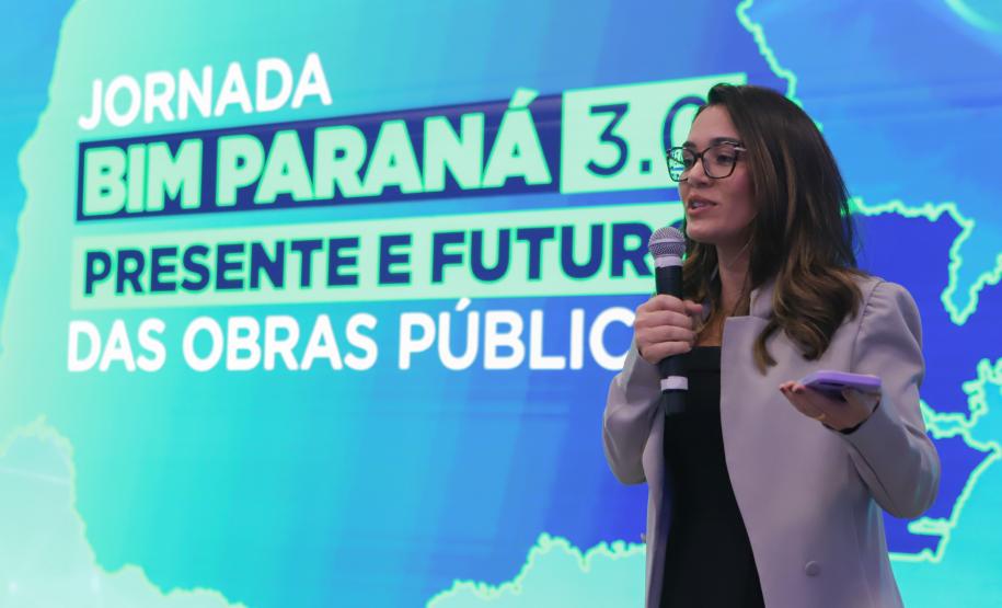 Mulher falando de cima do palco