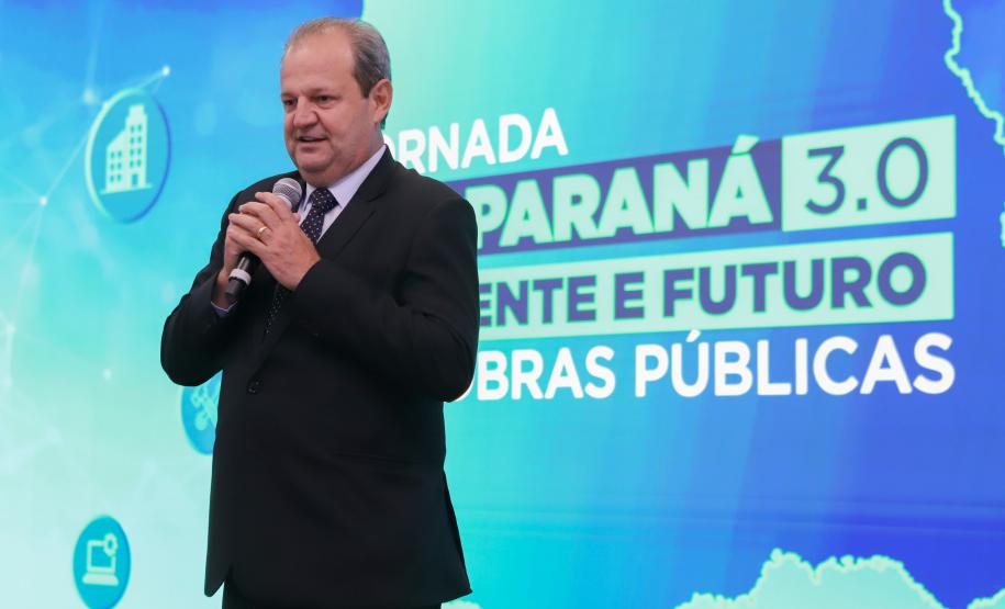 Homem falando de cima do palco