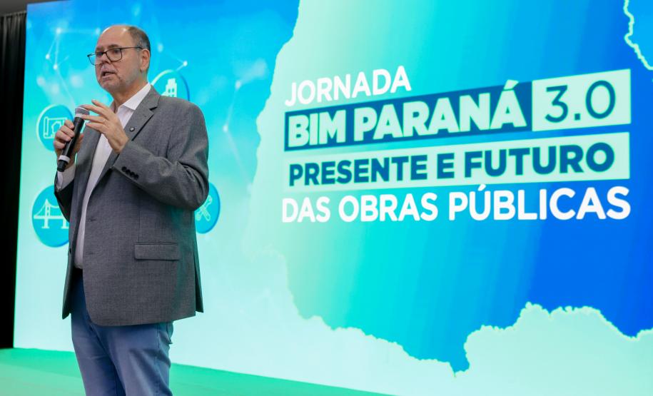 Homem falando de cima do palco