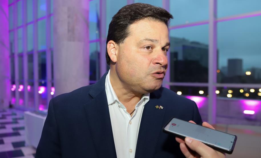 Secretário de Estado de Infraestrutura e Logística do Paraná e presidente do Comitê Gestor BIM, Sandro Alex, concedendo entrevista