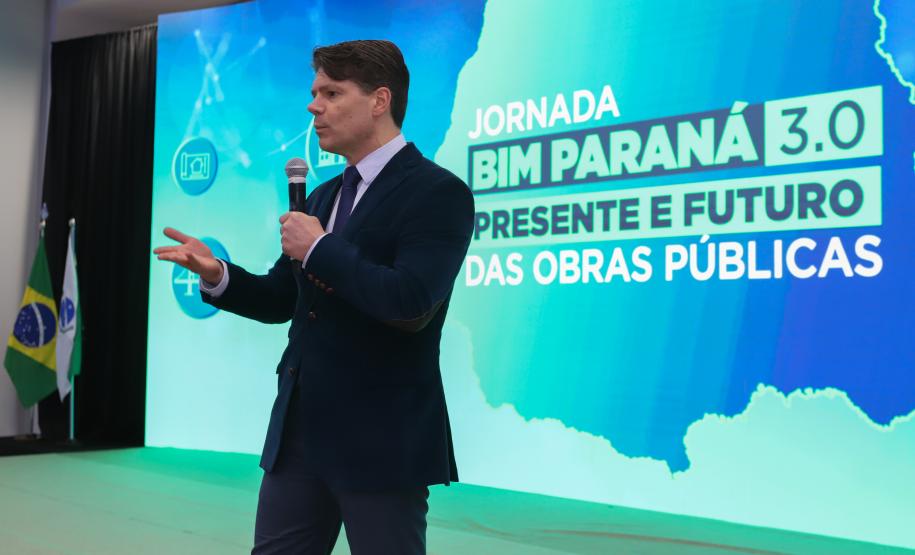 Homem falando de cima do palco